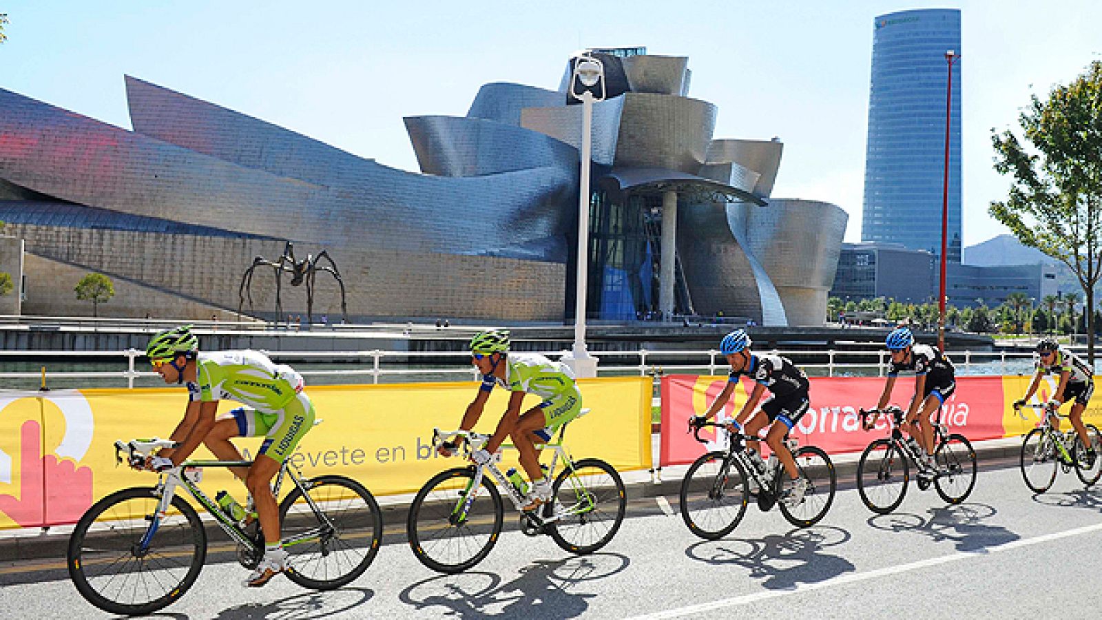 Si la llegada de la Vuelta 2011 a Bilbao fue ejemplar en cuanto a público, la salida desde la capital vizcaína no ha sido menos. Ha sido una salida como las que acostumbramos a ver en el Tour de Francia.