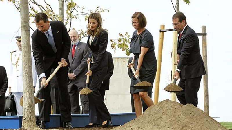 Los príncipes de Asturias han participado este domingo en la inauguración en Madrid de un bosquecillo de robles americanos como parte del homenaje a las víctimas de los atentados terroristas del 11-S.