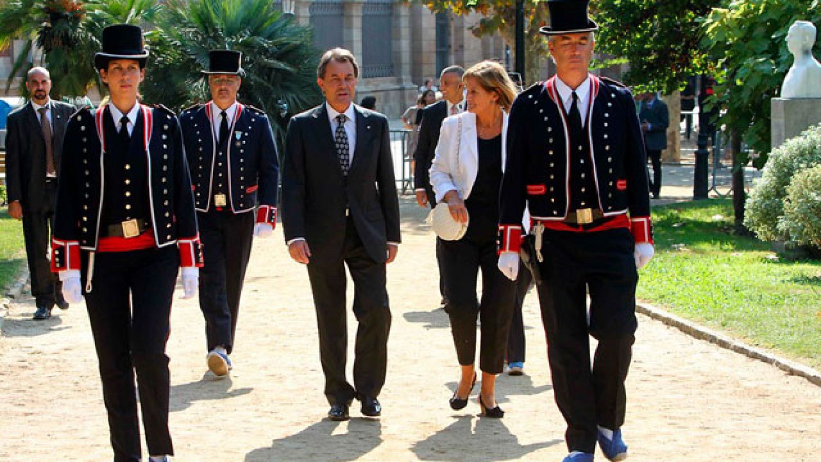 Hoy en Cataluña celebran la Diada, marcada por la polémica del catalán en la escuela. En Barcelona se han celebrado los actos oficiales.  