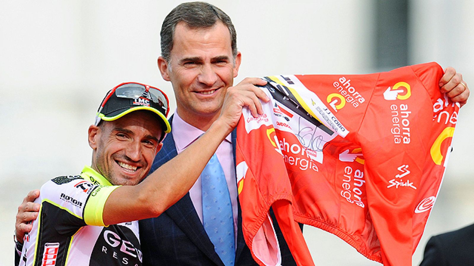 El himno español sonó finalmente en el podio de Cibeles en homenaje al campeón a Juanjo Cobo. Dos británicos: Chris Froome y Bradley Wiggins acompañaron al cántabro en el cajón.