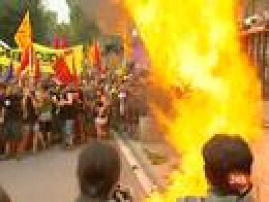 Encapuchados queman bandera española en Barcelona
