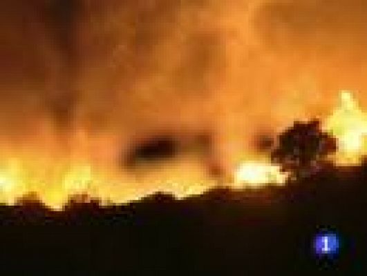 Telediario 1 - Un gran incendio forestal ha obligado a desalojar a más de 500 familias en Mijas (Málaga)