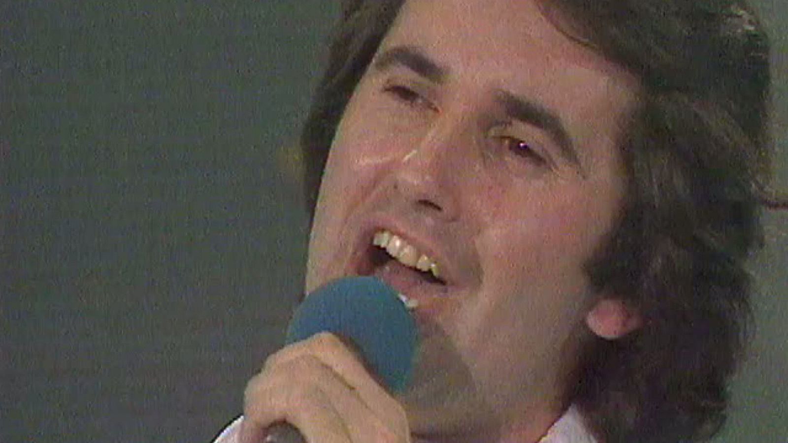 Victor Manuel canta "Soy un corazón tendido al sol", uno de los éxitos musicales de 1979.