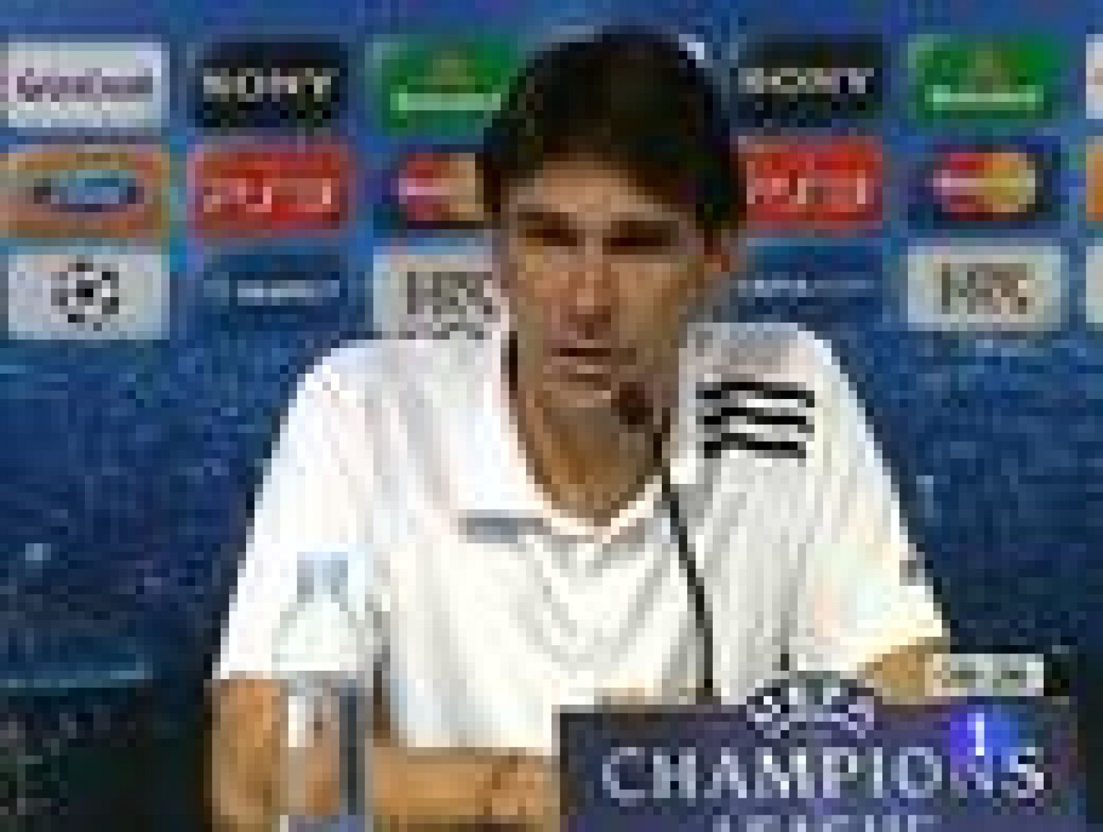 El Real Madrid se estrena en Champions League ante el Dinamo de Zagreb. El conjunto de José Mourinho ha viajado a Croacia con la baja de Kaká. Como curiosidad, el equipo español se vestirá de rojo.