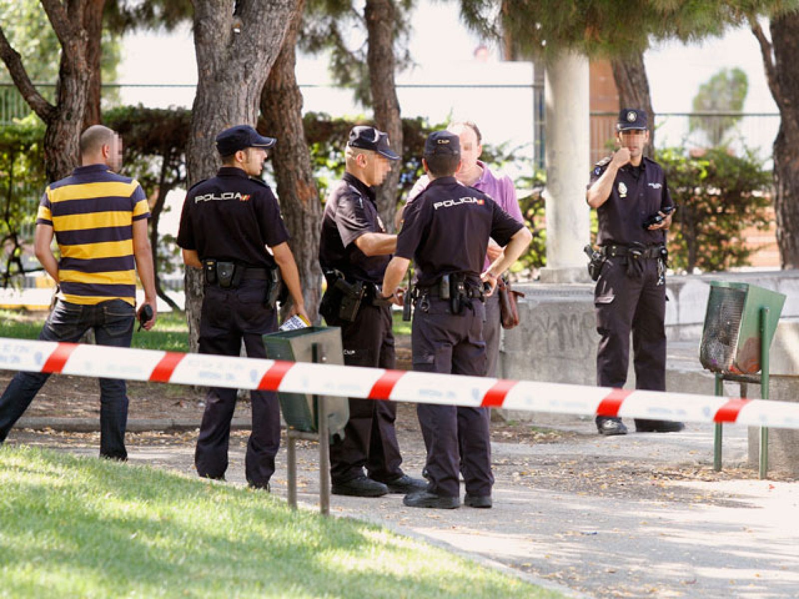  Heridos tres agentes nacionales a los que el agresor arrebató dos armas