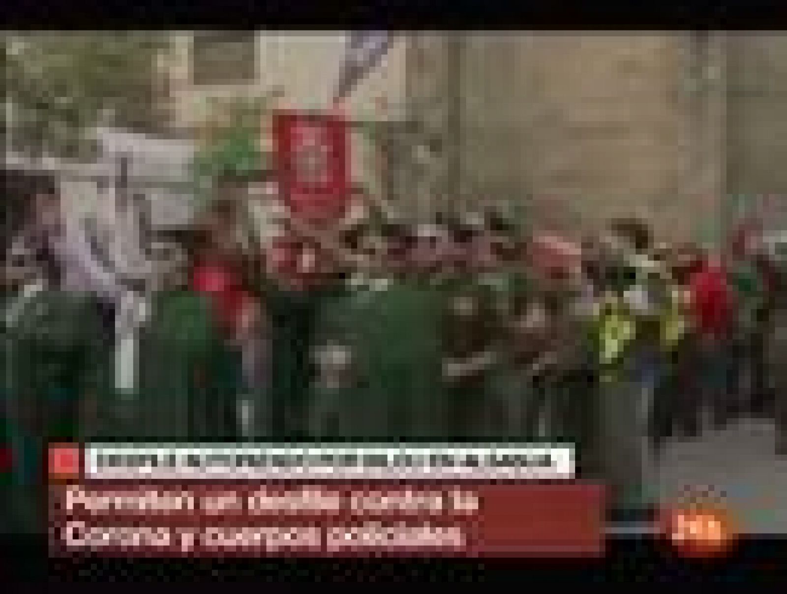 El Ayuntamiento de Alsasua (Navarra), gobernado por Bildu, permitió la celebración de un desfile por las calles de la ciudad en el que se ridiculizó la figura del rey y las fuerzas y cuerpos de seguridad del Estado. Durante las fiestas patronales, el consistorio dio permiso para la celebración de una parodia de desfile militar en el que se vinculaba al rey con símbolos nazis y con banderas preconstitucionales. En este acto, además, dos encapuchados solicitaban la salida del País Vasco y Navarra de las fuerzas policiales.
