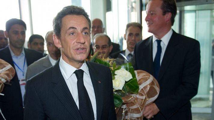 Sarkozy y Cameron, primeros jefes de estado en visitar la nueva Libia