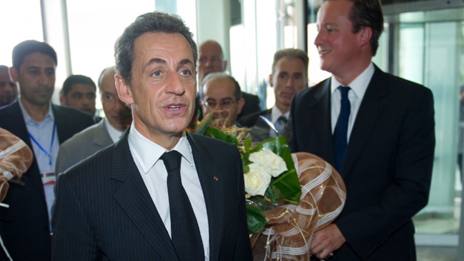 Sarkozy y Cameron, primeros jefes de estado en visitar la nueva Libia