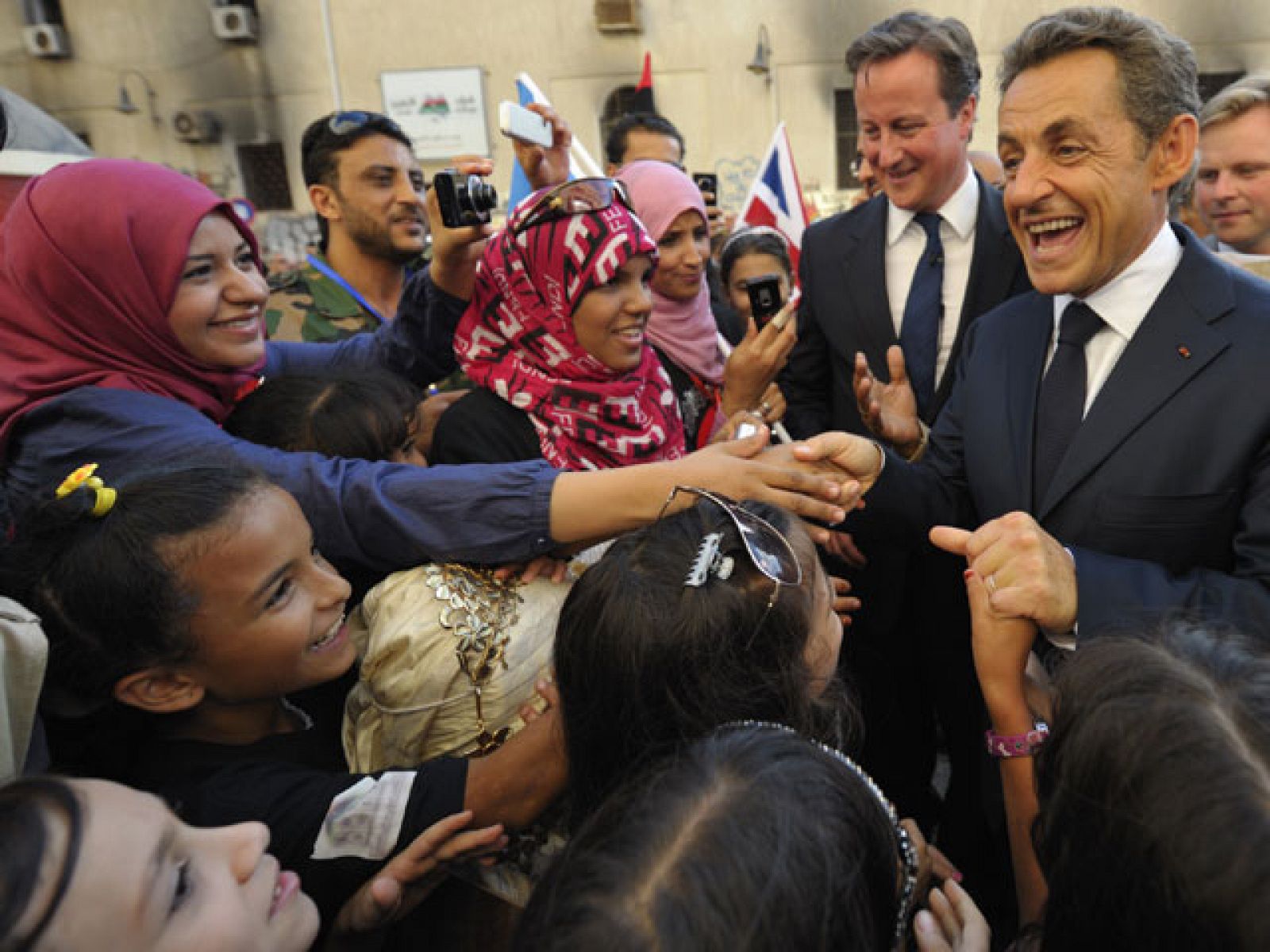 Baño de masas de Sarkozy y Cameron en Bengasi