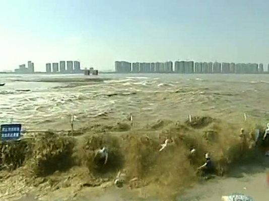 Informativo 24h - Espectacular ola en el río Qiantang, en China