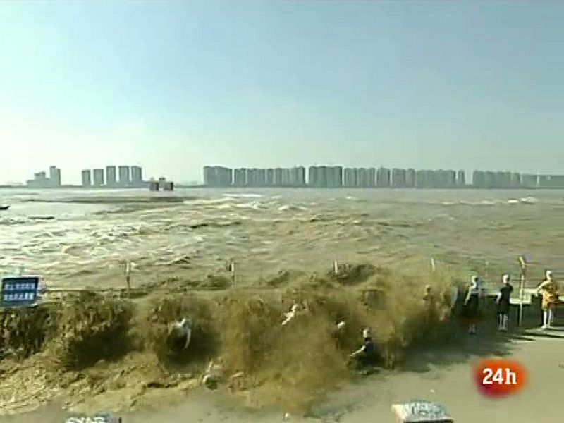 Espectacular ola en el río Qiantang, en China