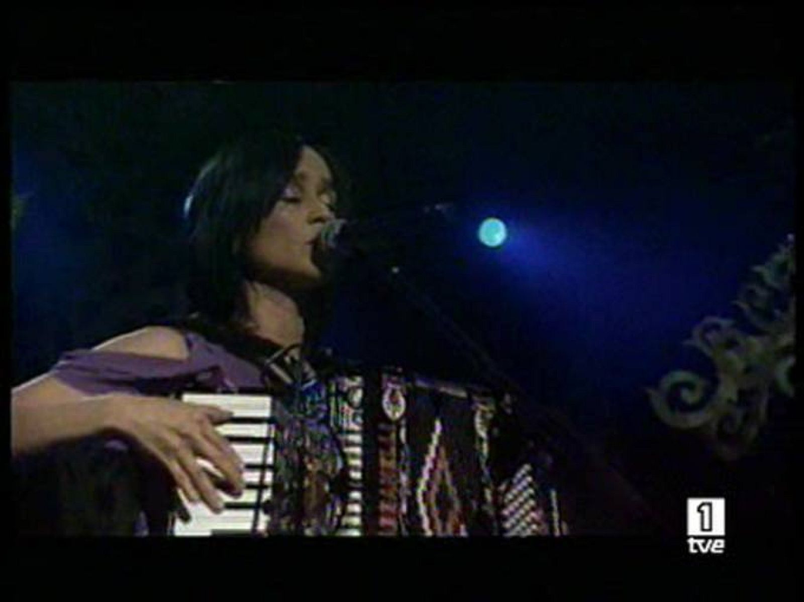 La mexicana Julieta Venegas ha pasado por España para presentarnos su nuevo disco, en el que colaboran la española la Mala Rodríguez o el argentino Gustavo Santaolalla.