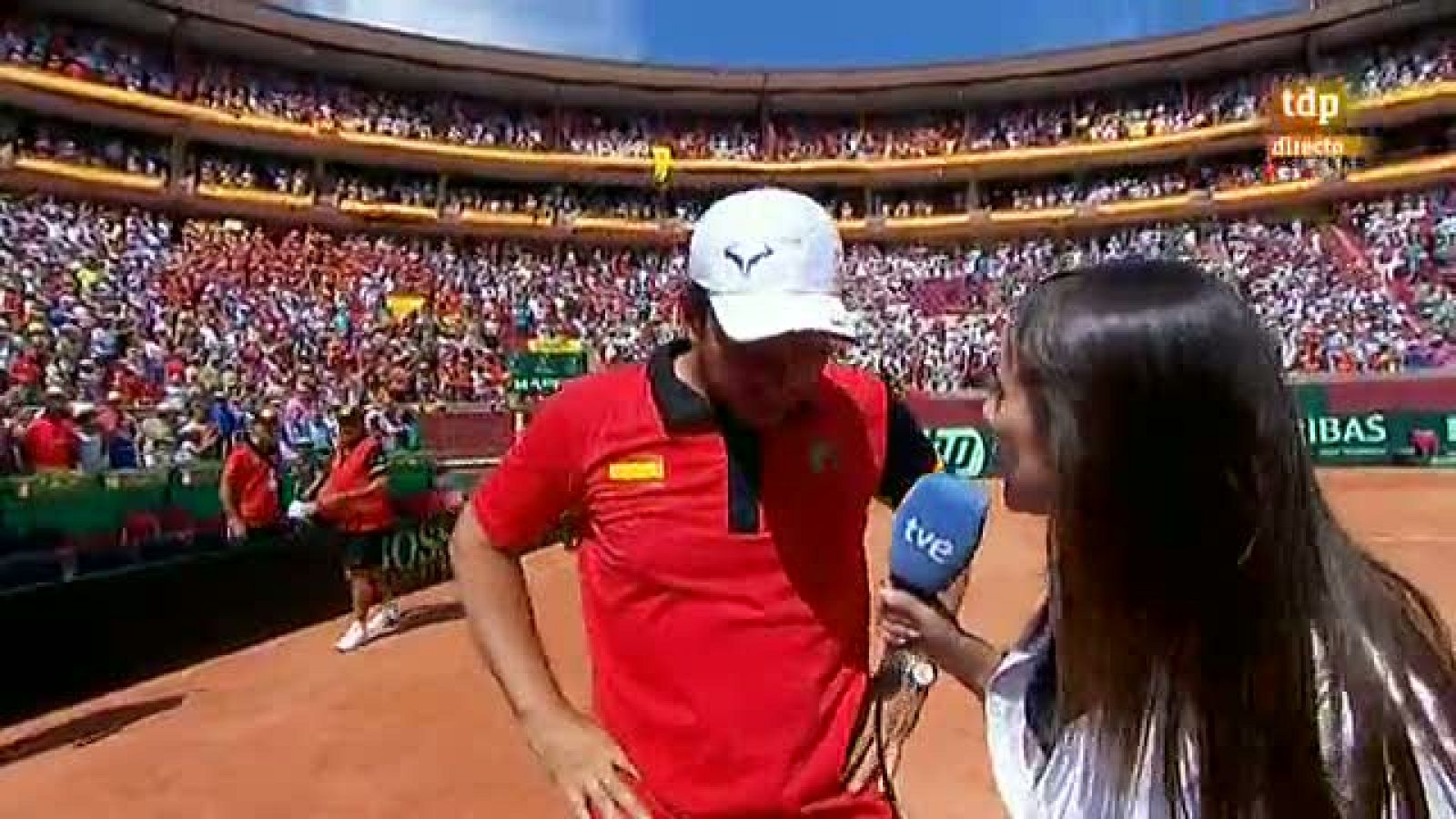 El capitán español de Copa Davis felicita a todo el equipo tras la victoria de Nadal sobre Tsonga