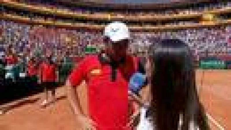 El capitán español de Copa Davis felicita a todo el equipo tras la victoria de Nadal sobre Tsonga