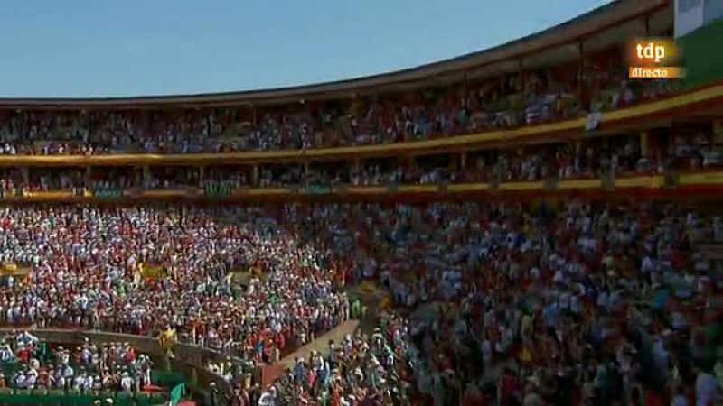 Tras vencer a Tsonga en el punto definitivo de la final, el número uno español muestra sus preferencias para la final de la Davis, ajeno a las noticias sobre la retirada de Djokovic ante Del Potro. Rafa quiere jugar en casa 