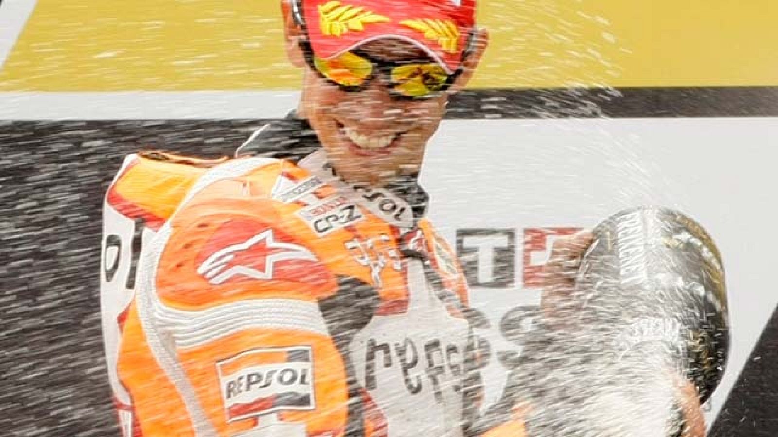 En MotoGP, Casey Stoner ha vuelto a ser el llanero solitario. Ha ganado fácil en Motorland, con Pedrosa, segundo, y Jorge Lorenzo, tercero. El australiano acaricia el título, es cierto, pero matemáticamente aún  puede haber un milagro. Quedan cuatro