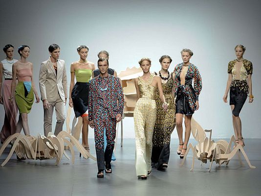  - Grandes insectos se posan sobre la pasarela de Ana Locking