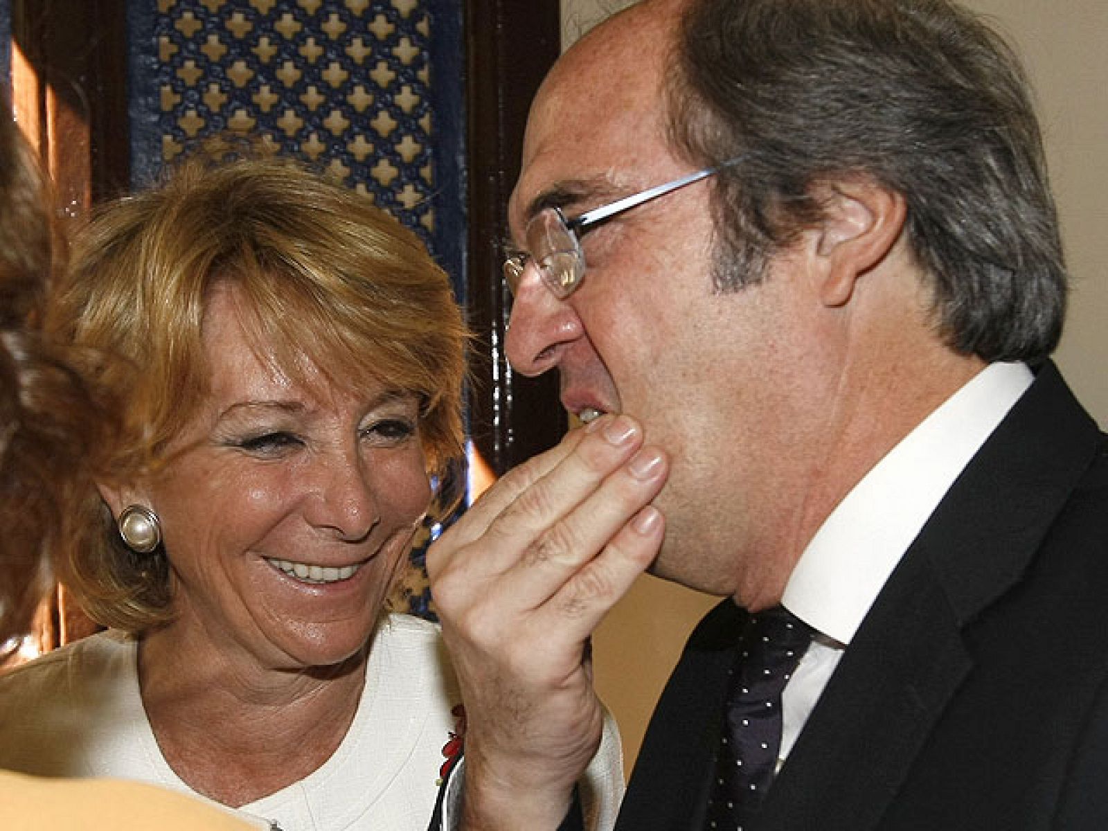  Aguirre le pide entre risas que dimita al ministro Gabilondo