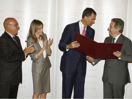 Telediario 1 - El príncipe ha defendido a la prensa libre en la entrega de premios de periodismo Luis Carandell