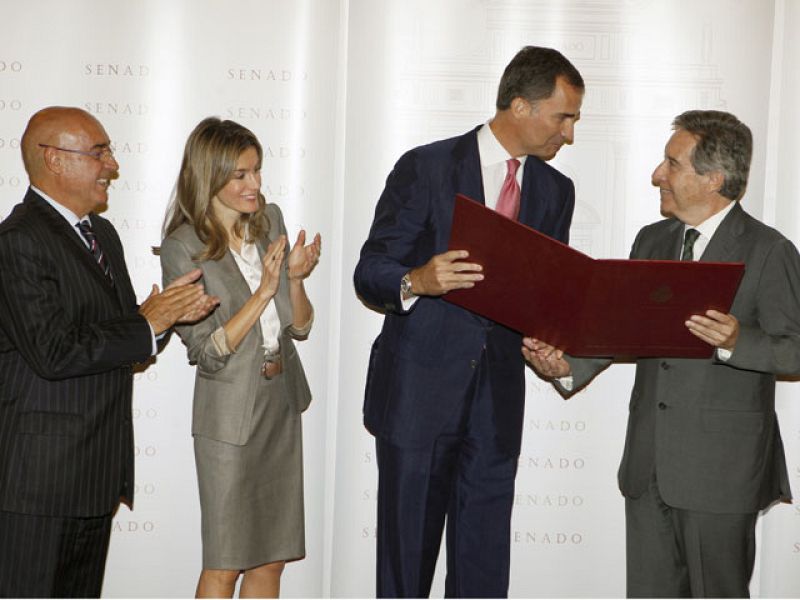  El príncipe ha defendido a la prensa libre en la entrega de premios de periodismo Luis Carandel