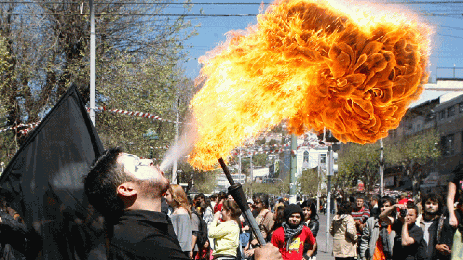 Nuevas protestas de los estudiantes chilenos que reclaman una mejor educación pública y gratuita. Una multitudinaria manifestación en el centro de Santiago terminó ayer en enfrentamientos con la policía. El conflicto, que dura ya cuatro meses, está pasando factura en las encuestas al presidente Sebastián Piñera. 