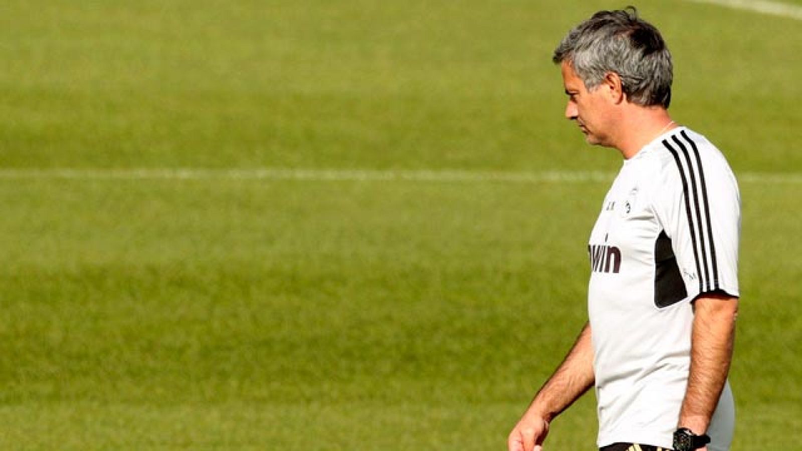 El Bernabéu juzgará este sábado al Real Madrid tras sus dos tropiezos consecutivos en Liga. Real Madrid - Rayo, de nuevo este derbi madrileño y mensaje de Mourinho  en rueda de prensa  a los enemigos de su equipo que se han alegrado por los últimos resultados y a los medios que han publicado encuestas en las que responsabilizan al entrenador portugués de los últimos puntos perdidos.