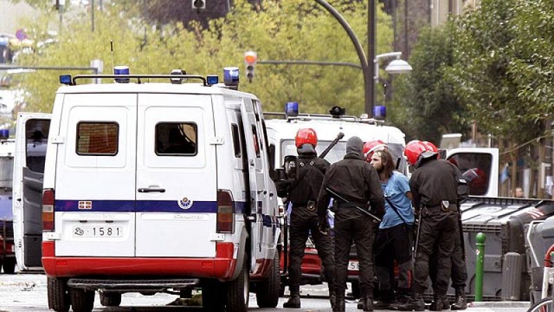 Batalla campal por el derribo de un centro juvenil en Bilbao