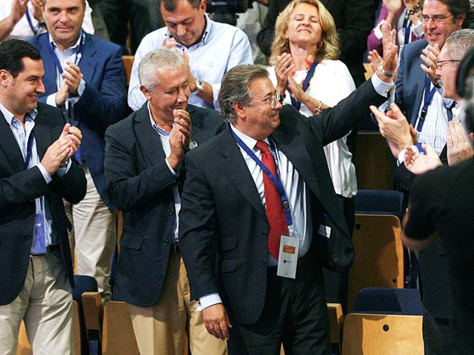 El alcalde de Sevilla, Juan Ignacio Zoido, del PP, ha sido elegido este sábado, por unanimidad, presidente de la Federación Española de Municipios y Provincias (FEMP) en sustitución del exalcalde socialista de Getafe, Pedro Castro.