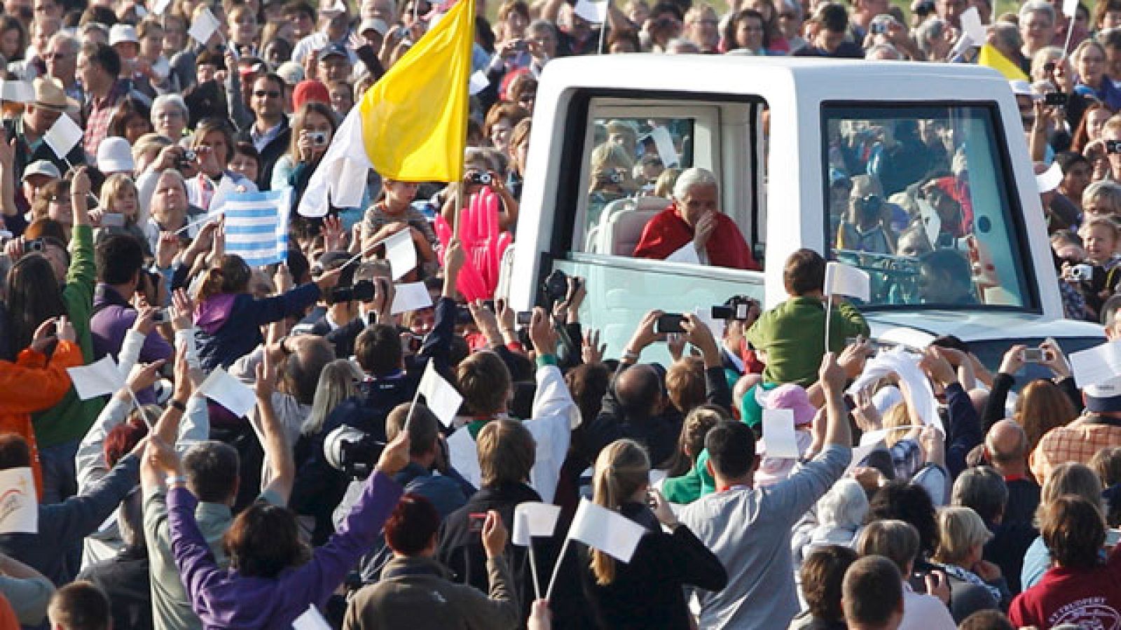 Benedicto XVI oficia una misa en el aeropuerto de Friburgo - Informativo 24h | Ver