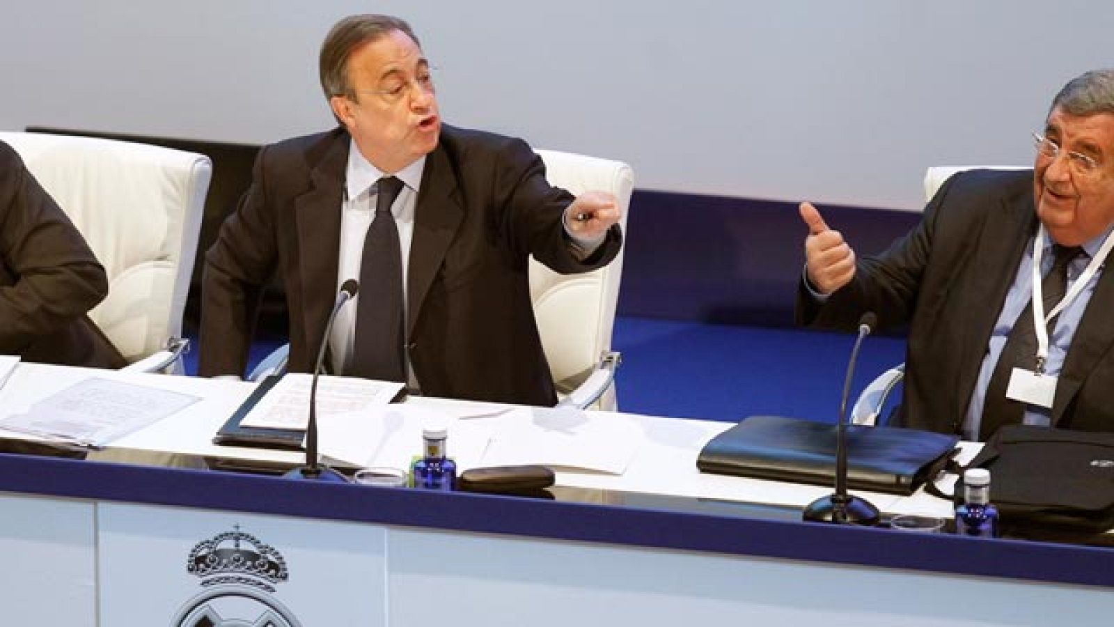 Mourinho, en el centro de la Asamblea