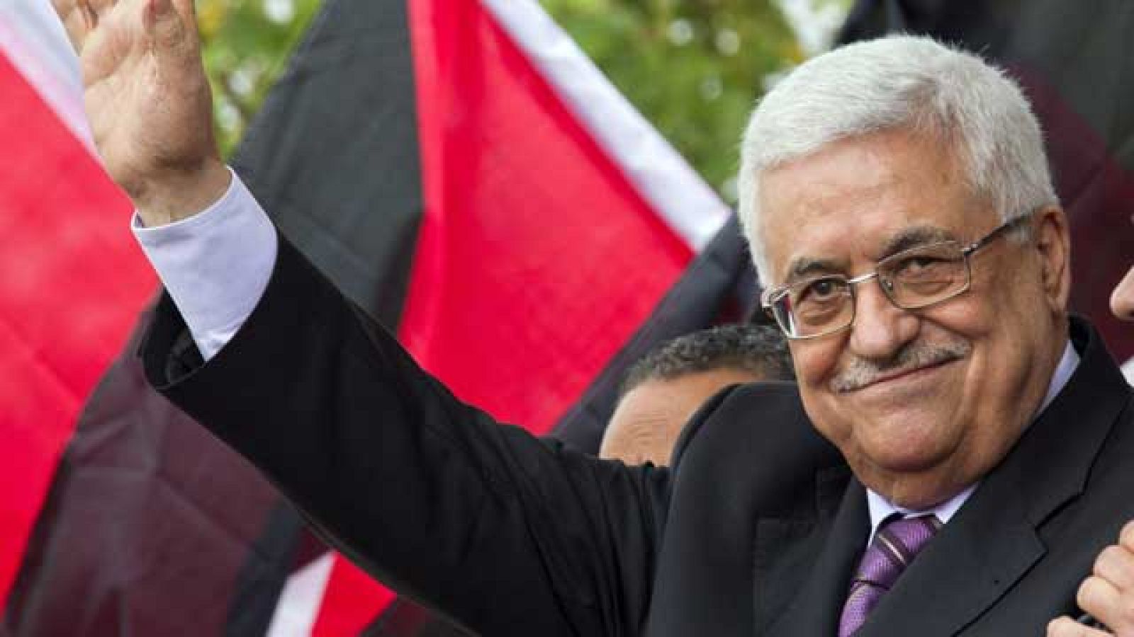  Mahmud  Abbas ha sido aclamado  aclamado por una gran multitud en Ramallah a su vuelta de Nueva York, donde ha pedido en la ONU el reconocimiento de Palestina como estado independiente. Abbás ha dicho a su regreso que NO habrá negociaciones  si no se paran completamente los asentamientos israelíes.