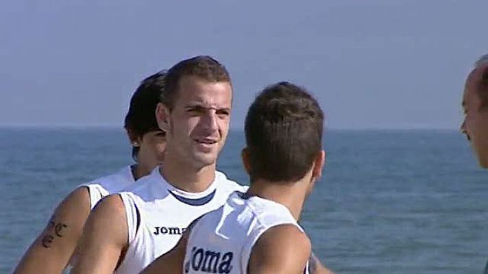 El Valencia entrena en la playa