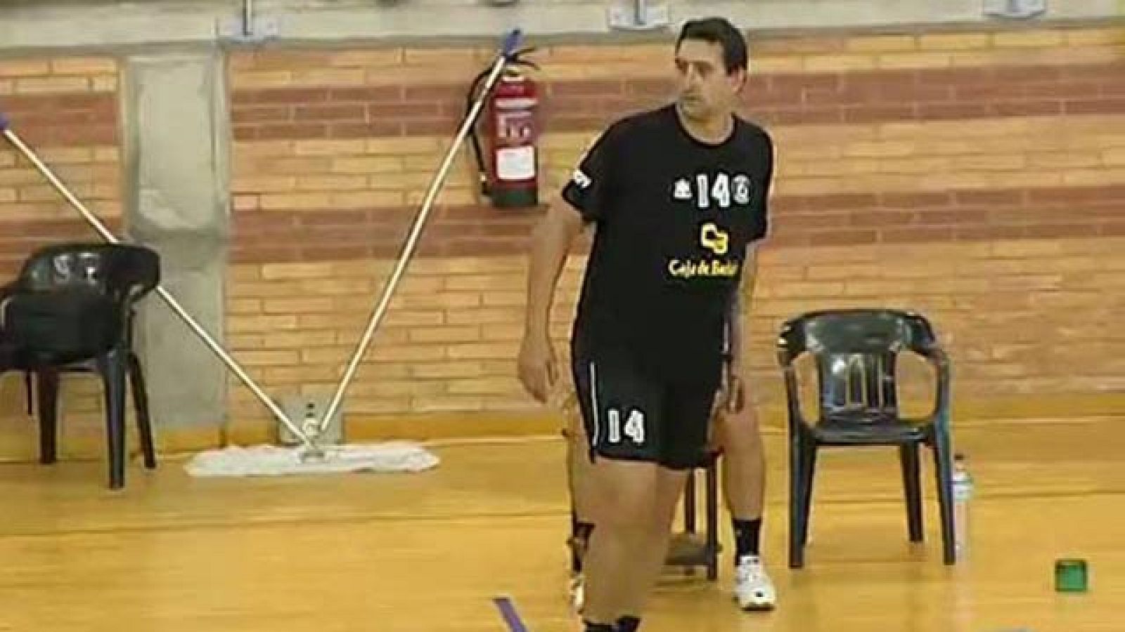 Lleva el balonmano en la sangre, se retiró en 2009 y sólo ha tardado dos años en volver a las pistas. Es Juancho Pérez, todo un icono del balonmano español y un auténtico líder. El eterno número catorce ha acudido al rescate del equipo que preside, e