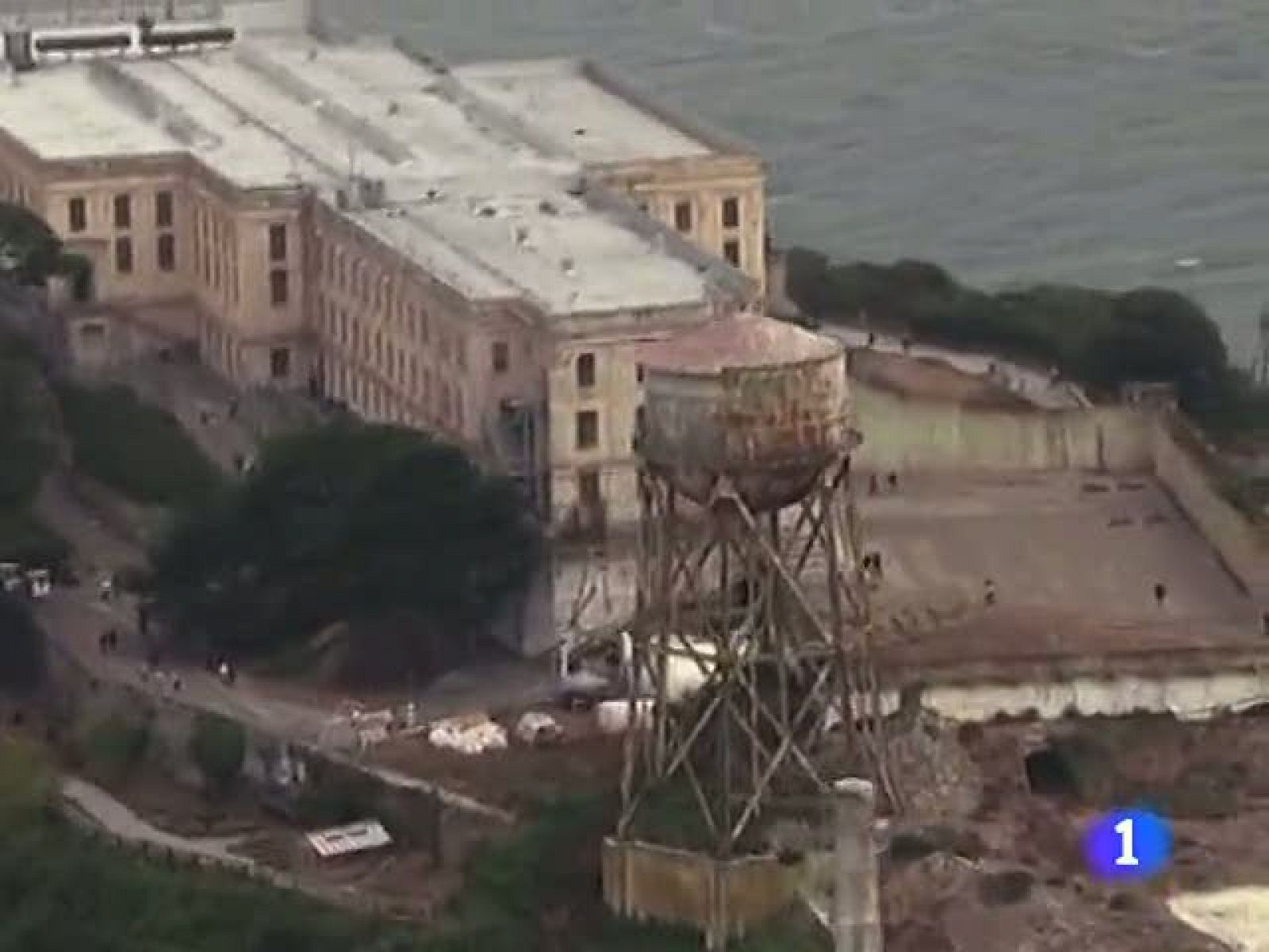 Telediario 1: Baloncesto NBA en el patio de Alcatraz | RTVE Play