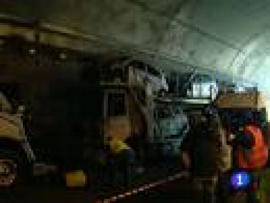 Telediario 1 - Circulación sin problemas en un túnel de la A-1, tras el incendio de un camión