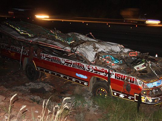Telediario 1 - Al menos 30 muertos en el accidente de un autobús escolar en Pakistán