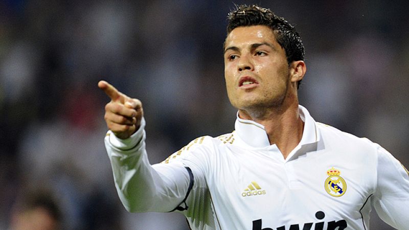 El crack portugués culmina una jugada espectacular del Real Madrid a la contra consiguiendo el primer gol.