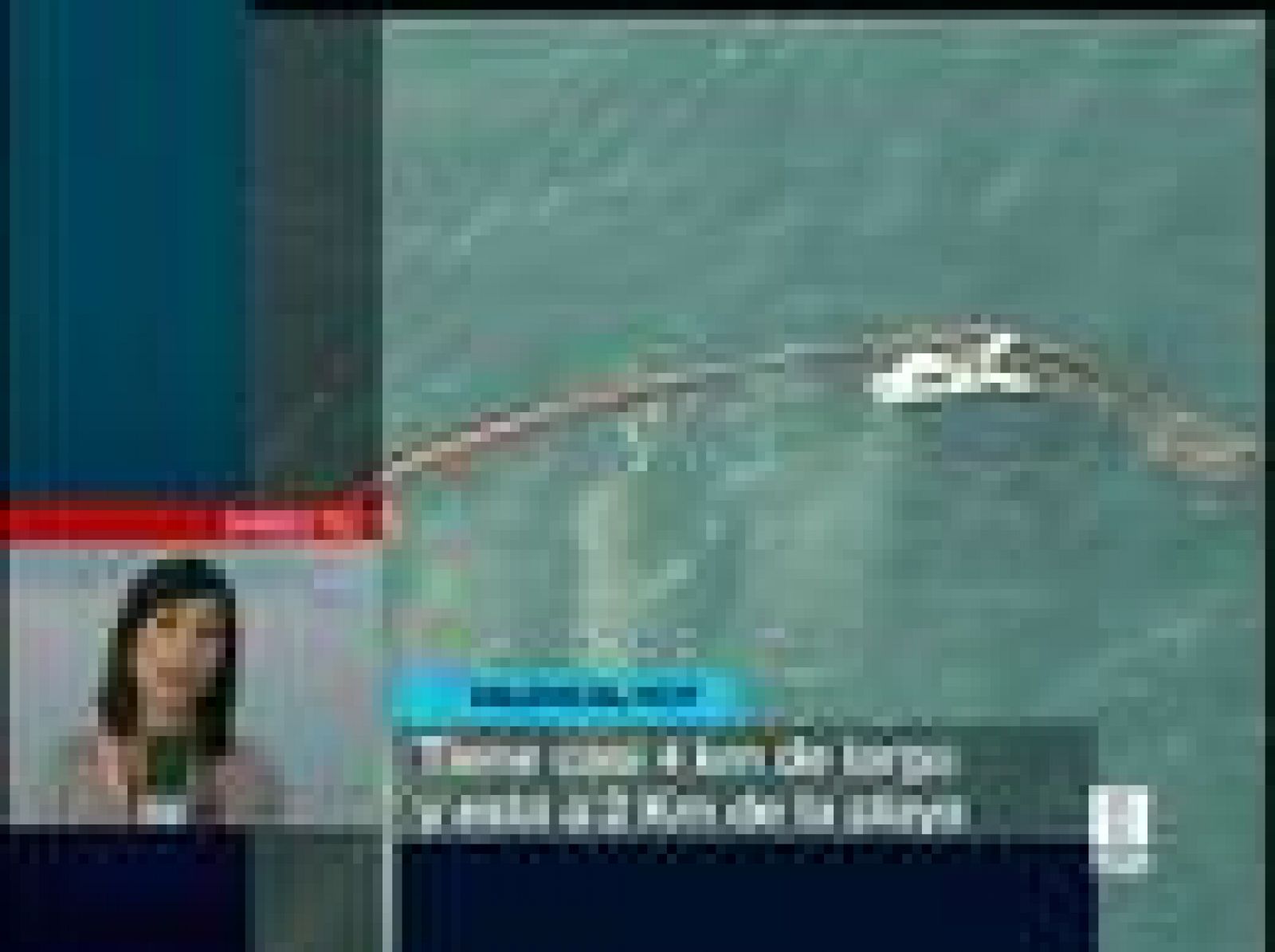 Una mancha de fuel de más de tres kilómetros de largo y origen desconocido ha sido detectada a unos dos kilómetros en paralelo al faro del puerto de Valencia y tras haberse segregado en pequeños grupos amenaza con llegar a la playa de La Malvarrosa.