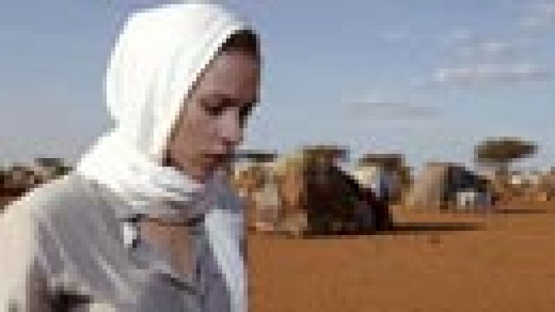 Más Gente - Scarlett Johansson visita a un grupo de refugiados en Kenia