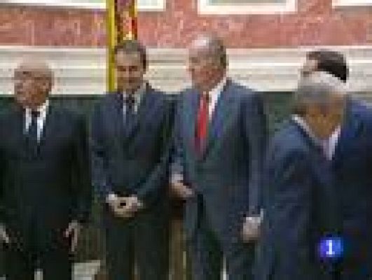 Telediario 1 - El rey admite que España tendrá que afrontar "bastantes" sacrificios