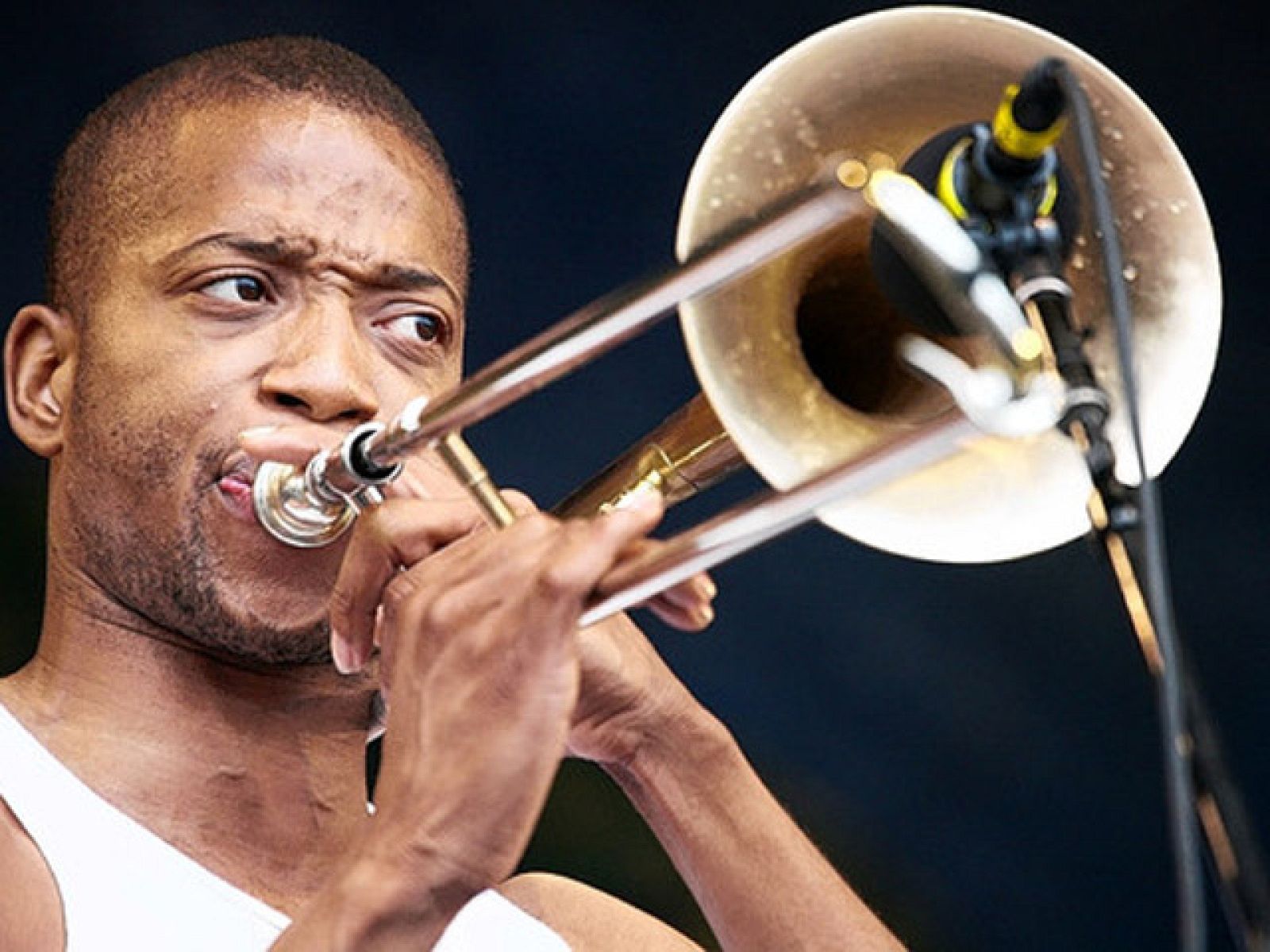 Troy Andrews toca el trombón en pleno centro de Madrid