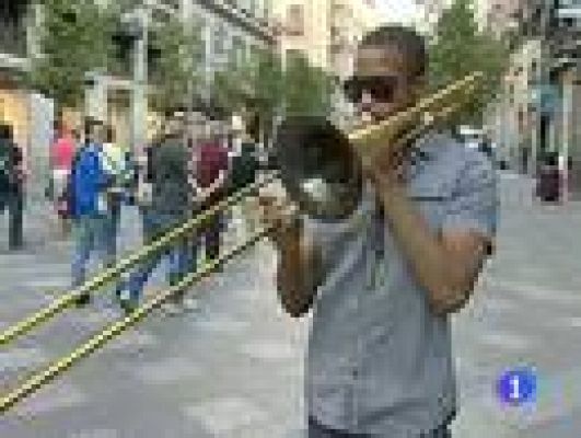 Troy Andrews toca el trombón en pleno centro de Madrid