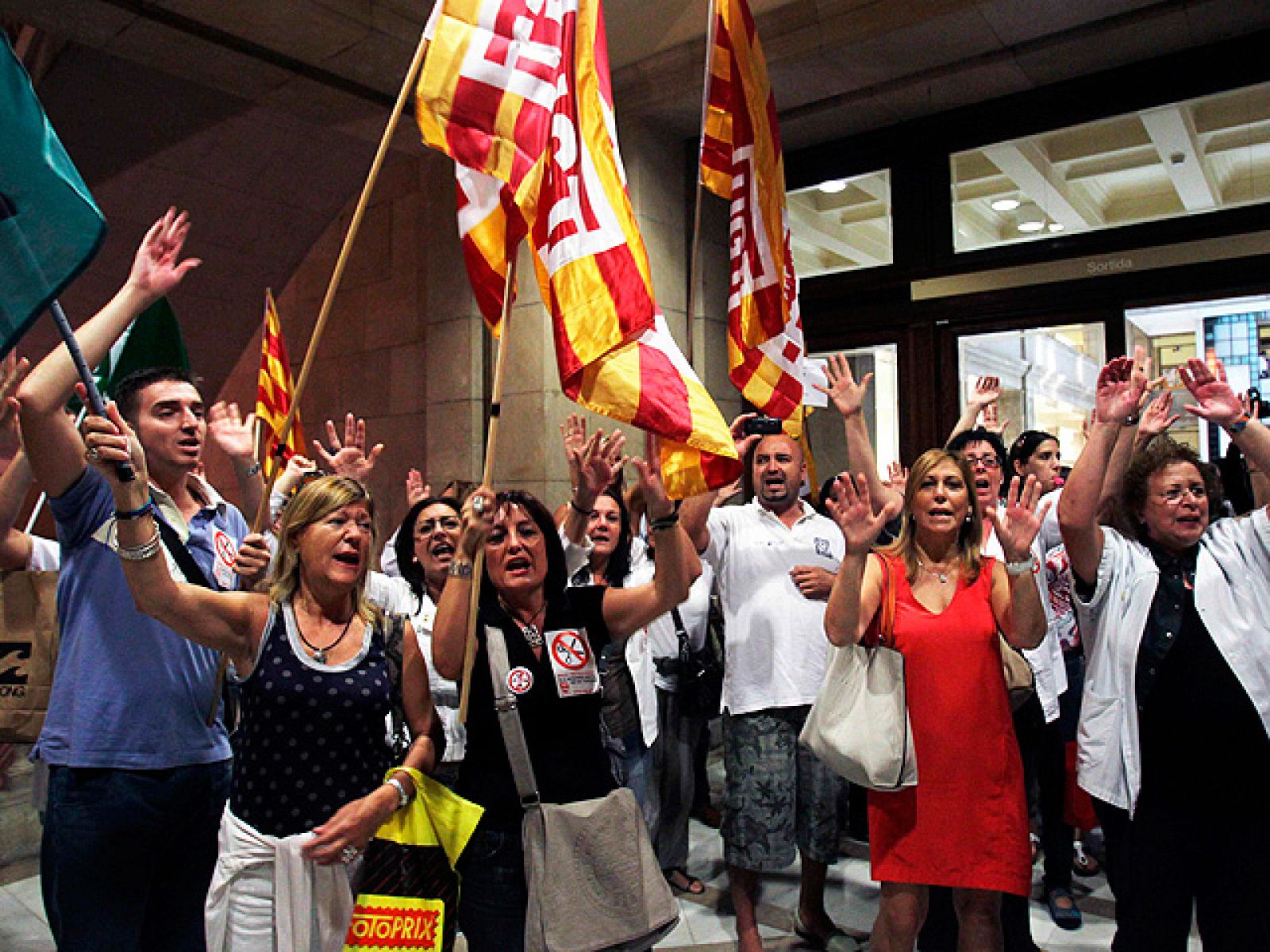 Más de medio millar de trabajadores del Instituto Catalán de la Salud (ICS) han ocupado el edificio del ICS, situado en el cruce de la calle Balmes y la Gran Vía de Barcelona, y han obligado a suspender la reunión de la Mesa Sectorial de la Sanidad que negociaba los nuevos recortes salariales, que supondrían la pérdida de media paga extraordinaria de Navidad. Antes de acceder al edificio, el personal sanitario ha cortado durante casi tres cuartos de hora el tráfico de la Gran Vía, lo que ha provocado un gran colapso viario en el centro de la ciudad.