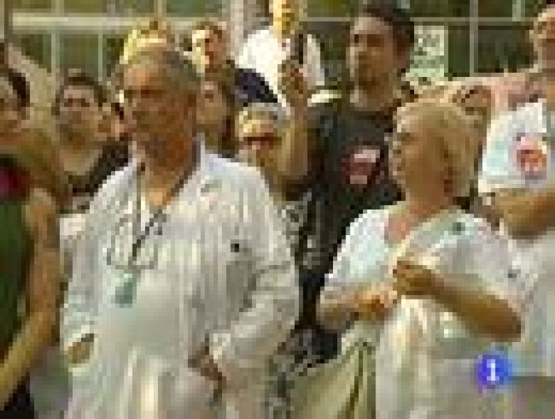 Unos 200 trabajadores sanitarios cortan la Gran Vía de Barcelona en protesta por los recortes