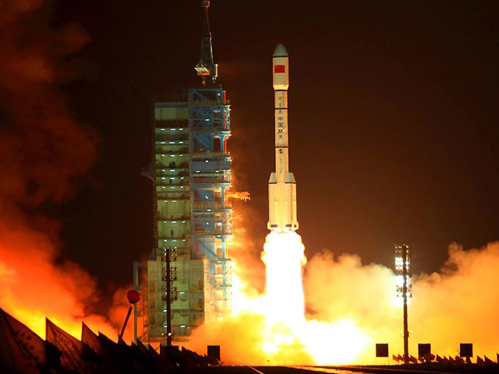 China ha lanzado este jueves un cohete con su primer laboratorio espacial el 'Tiangong-1', que significa 'palacio celestial' en chino. El módulo ha sido puesto en órbita tras su lanzamiento desde la base de Jiuquan, en el desierto del Gobi.
