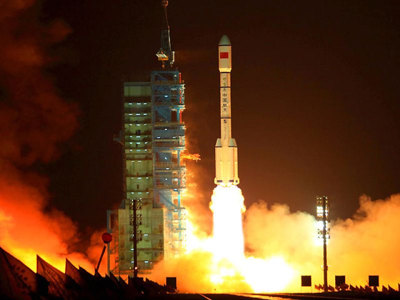   China ha lanzado este jueves un cohete con su primer laboratorio espacial el 'Tiangong-1', que significa 'palacio celestial' en chino. El módulo ha sido puesto en órbita tras su lanzamiento desde la base de Jiuquan, en el desierto del Gobi.