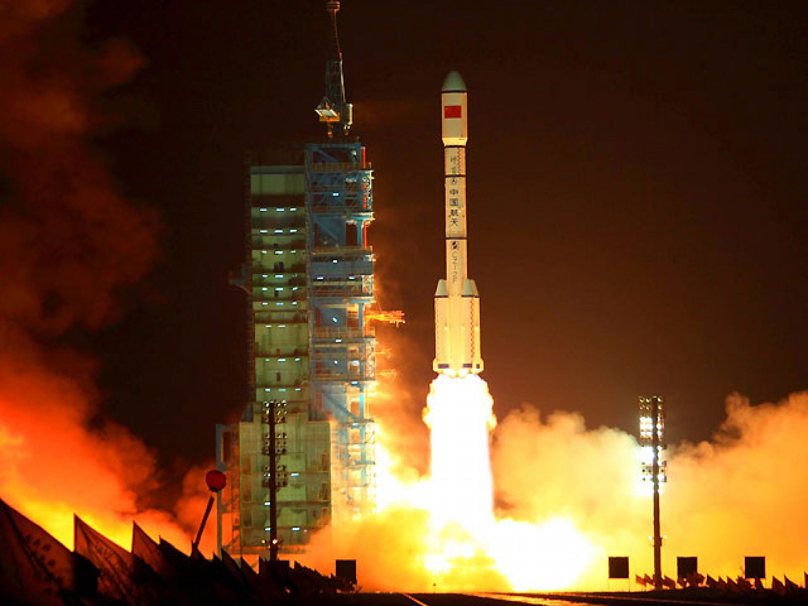   China ha lanzado este jueves un cohete con su primer laboratorio espacial el 'Tiangong-1', que significa 'palacio celestial' en chino. El módulo ha sido puesto en órbita tras su lanzamiento desde la base de Jiuquan, en el desierto del Gobi.