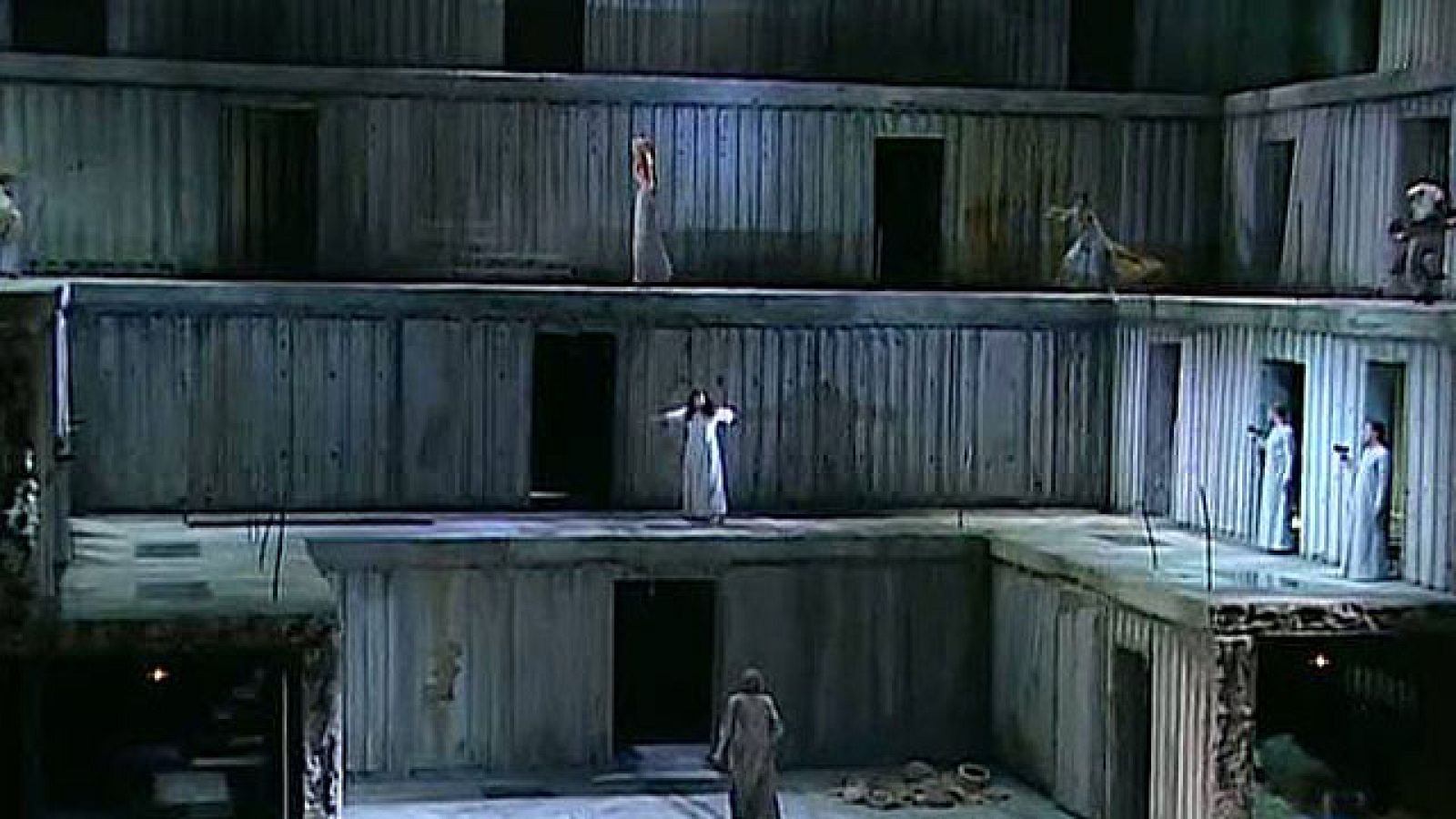  En las entrañas del Teatro Real de Madrid que se prepara para abrir nueva temporada, y lo hace con un ambicioso montaje de la ópera de Strauss "Elektra", el mito  que encarna  la sed de venganza.