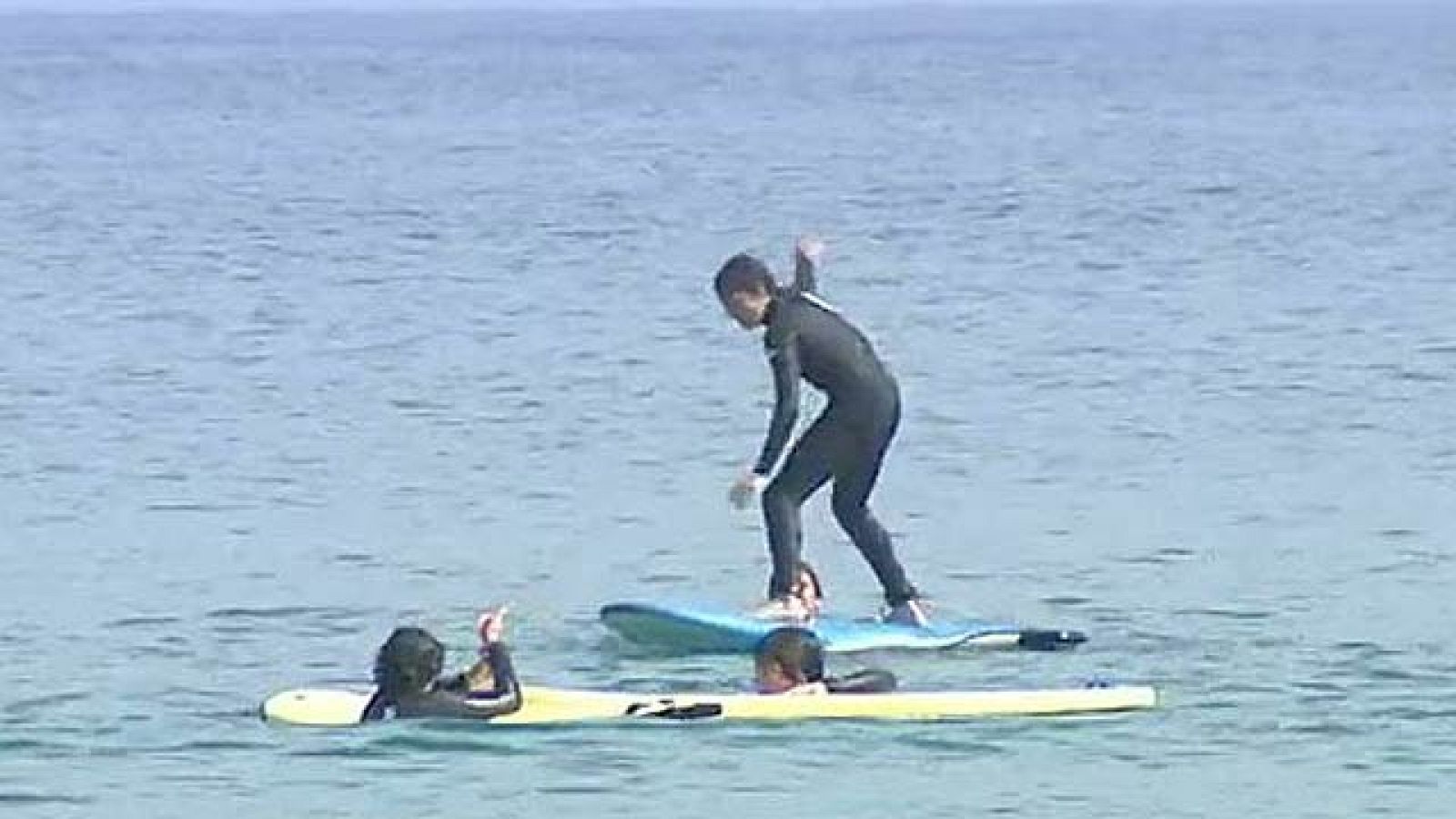 A clase..¡con la tabla de surf!