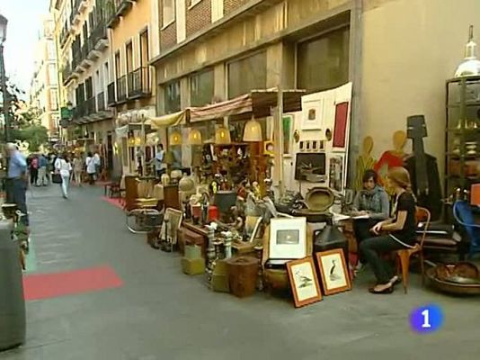 Un mercadillo de antigüedades se instala en el Barrio de las Letras de Madrid